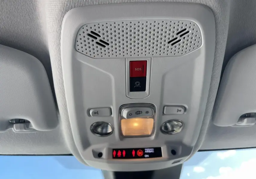 Plafonnier intérieur gris clair avec commandes d’éclairage et bouton SOS dans une Peugeot 208 noir Onyx 2024