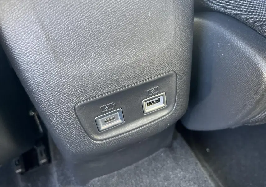 Prises USB type A et C sur console basse arrière d'une Peugeot 208 2024 noir Onyx