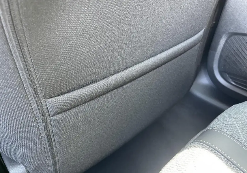 Détail du dossier de siège arrière en tissu gris sur PEUGEOT 208 noir Onyx version 2024.