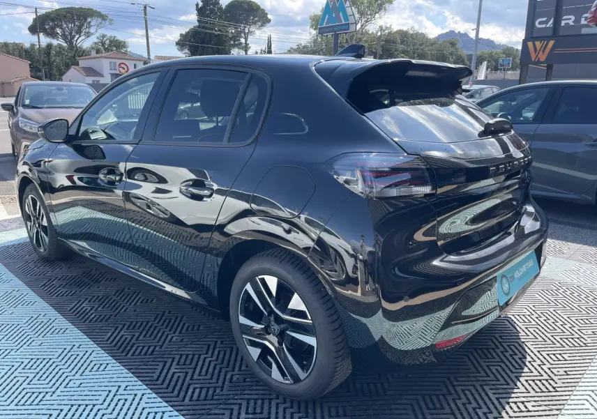 Peugeot 208 noir Onyx vue 3/4 arrière droit, jantes alliage biton et feux LED 3 griffes distinctifs visibles.