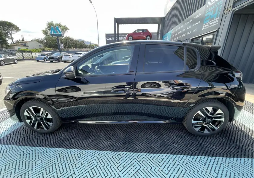 Profil côté gauche d'une Peugeot 208 noire Onyx 2024 avec jantes alliage 16'' NOMA diamantées biton.