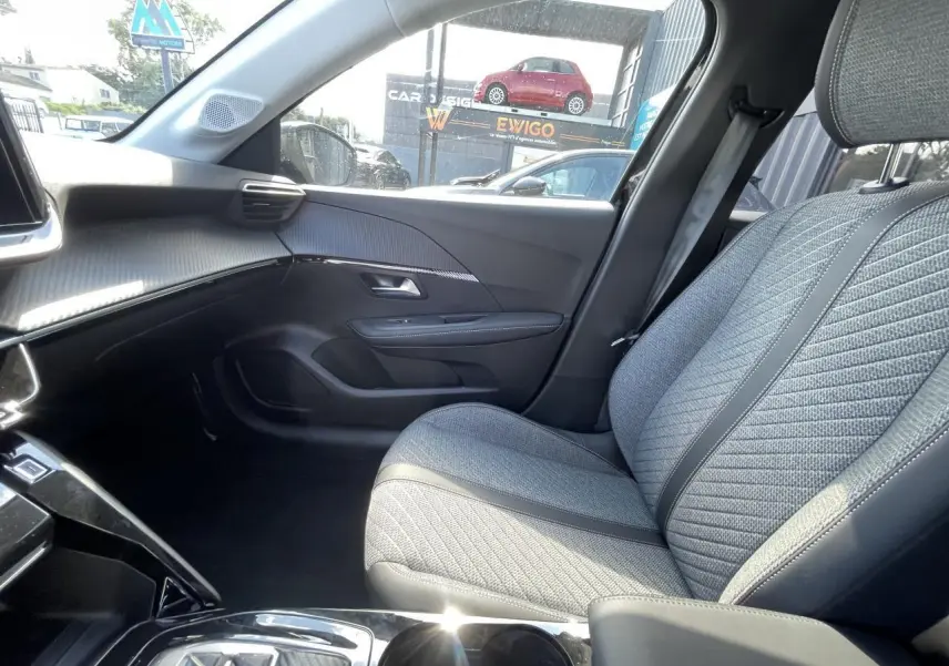 Siège passager avant gris tissu et TEP avec surpiqûres Vert Mint dans l'habitacle noir de la Peugeot 208 2024.