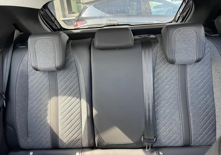 Vue rapprochée de la banquette arrière en tissu gris et TEP noir du Peugeot 208 New II 2024.