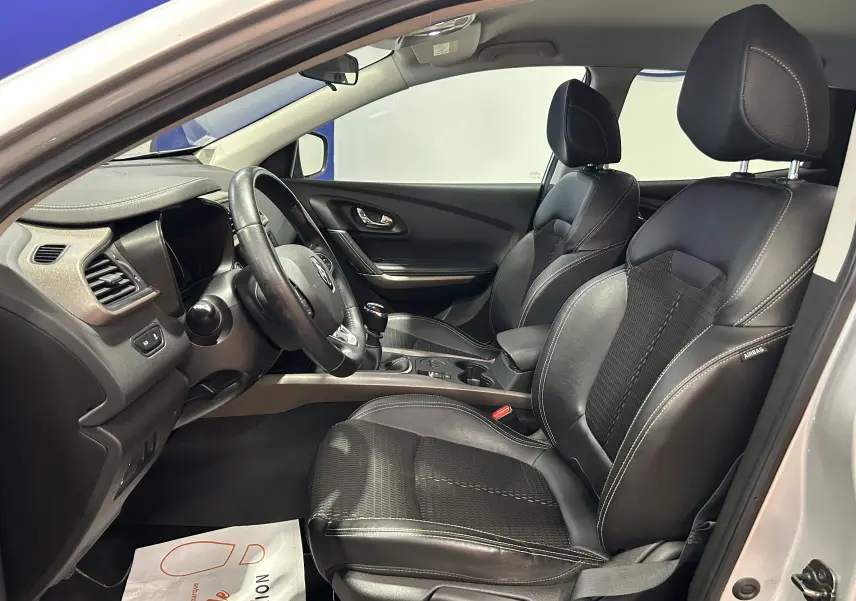 Intérieur noir du Renault Kadjar 1.5 dCi 2015, vue côté conducteur avec sièges en cuir et volant multifonction.