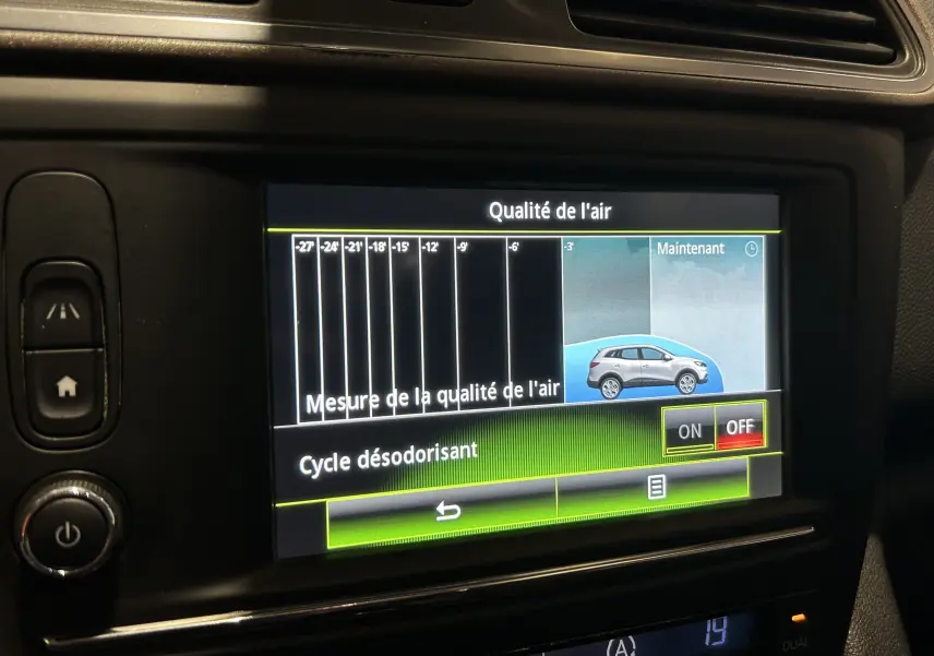 Écran tactile intérieur du Renault Kadjar gris de 2015 affichant la mesure de la qualité de l'air et options de cycle désodorisant.