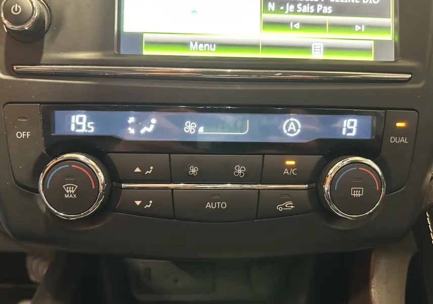 Gros plan sur la console centrale du Renault Kadjar gris 2015, affichant la climatisation automatique bi-zone à 19,5°C et 19°C.