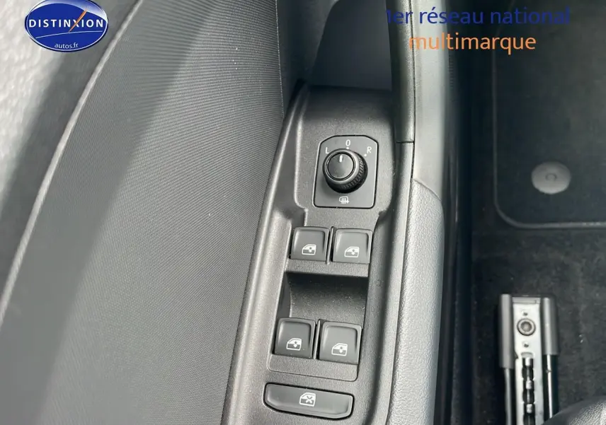 Gros plan sur les commandes de lève-vitres et réglage des rétroviseurs côté conducteur de l'Audi A1 Sportback blanche 2022.