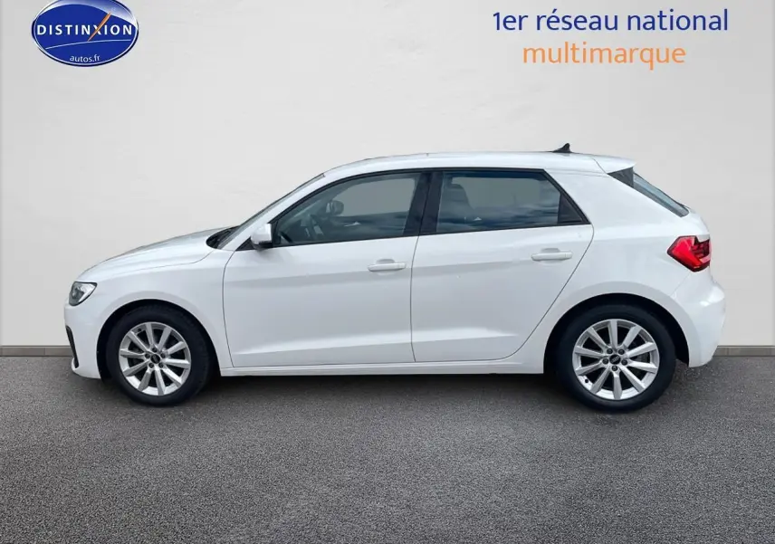 Profil côté gauche d'une Audi A1 Sportback blanche 2022 avec jantes alu 16 pouces sur fond neutre.