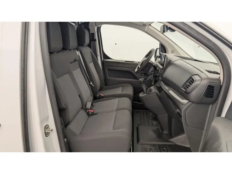 Vue intérieure côté conducteur du Peugeot Expert Fourgon blanc 2025, montrant les sièges et le tableau de bord.