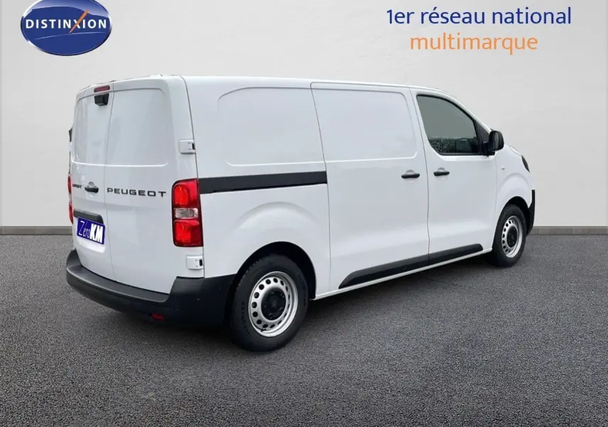 Vue 3/4 arrière côté droit d’un Peugeot Expert Fourgon blanc avec bande noire et jantes acier.