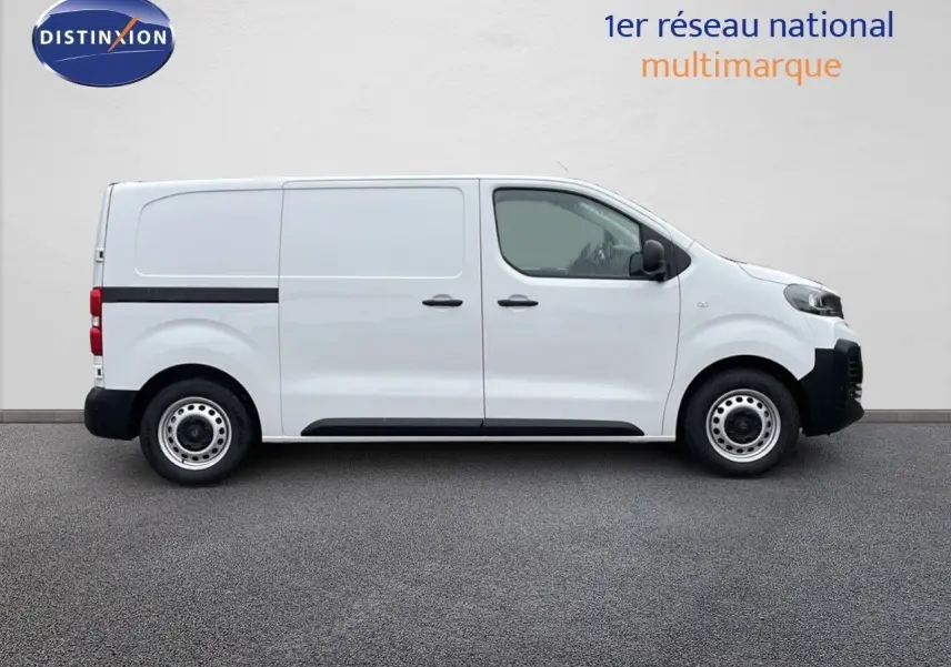 Vue de profil côté droit d'un Peugeot Expert Fourgon blanc 2025 avec jantes acier et protections noires sur les bas de caisse.