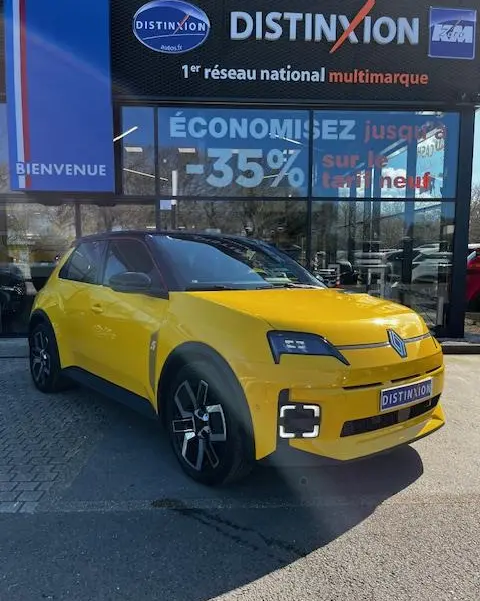 Renault R5 Techno jaune vue 3/4 avant droit, avec phares LED et jantes noires distinctives, devant concession Distinxion.