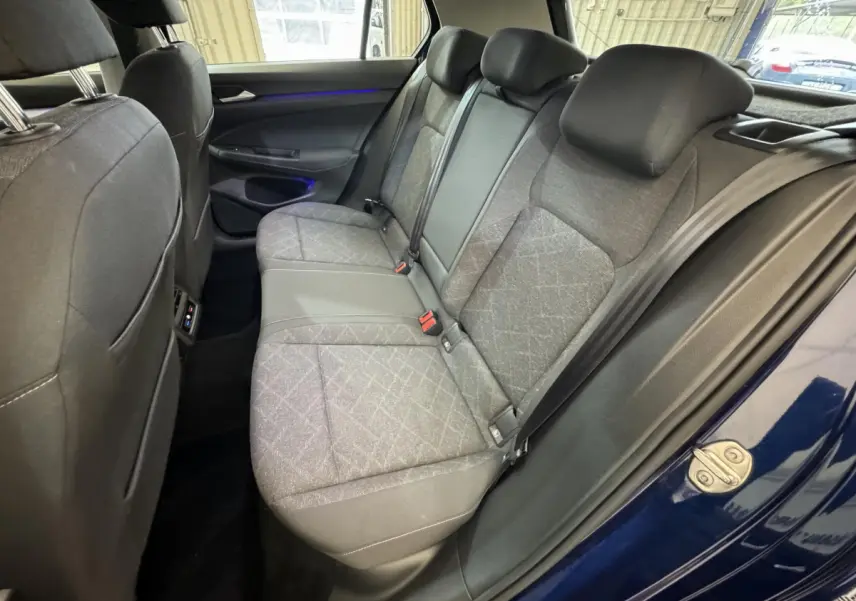 Vue côté droit sur la banquette arrière grise de la Volkswagen Golf 2.0 TDI bleu, avec ceinture et appuie-têtes visibles.