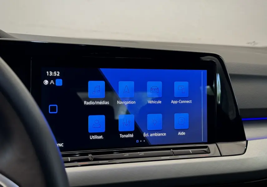Écran tactile central bleu de la Volkswagen Golf 2.0 TDI 2021, vue intérieure côté conducteur.