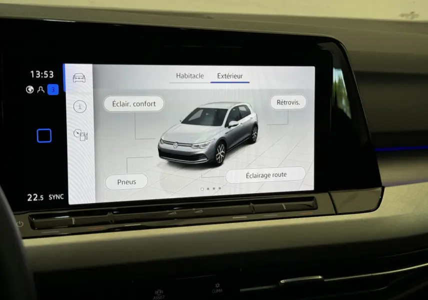 Écran tactile intérieur montrant une illustration 3D grise de la Volkswagen Golf vue de trois quarts avant.