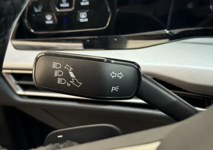 Gros plan sur la commande de clignotants noire dans l'habitacle clair d'une Volkswagen Golf 2.0 TDI bleu 2021.