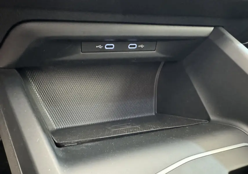Gros plan sur la zone de chargement USB double dans l'habitacle noir d'une Volkswagen Golf 2.0 TDI 2021