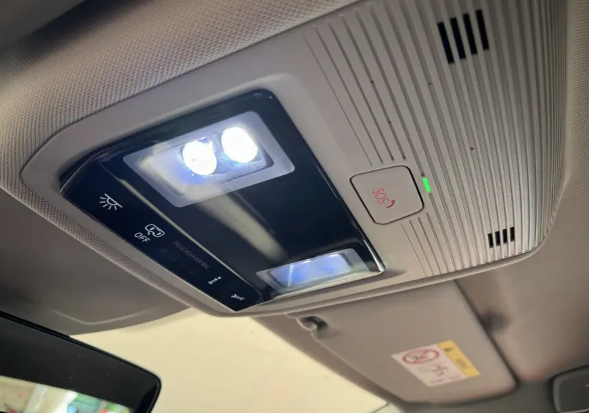 Plafonnier intérieur avec éclairage LED et bouton SOS dans un Volkswagen Golf bleu 2021, vue du siège conducteur.