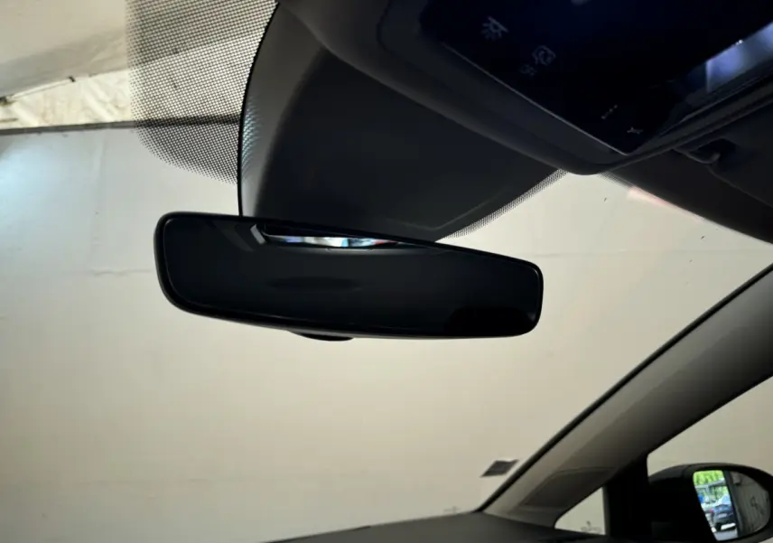 Rétroviseur intérieur noir de la Volkswagen Golf 2.0 TDI bleu, vue depuis l'habitacle côté conducteur.