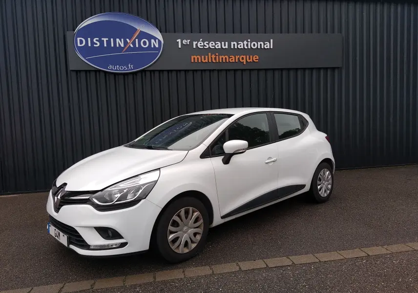 Renault Clio IV Société blanc uni vue 3/4 avant droit, avec jantes acier et logo Distinxion en arrière-plan.