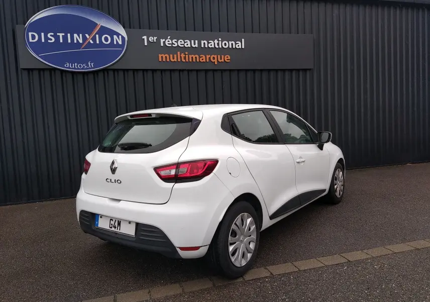 Renault Clio IV Société blanche vue en 3/4 arrière droit, avec feux arrière LED et jantes acier standard.