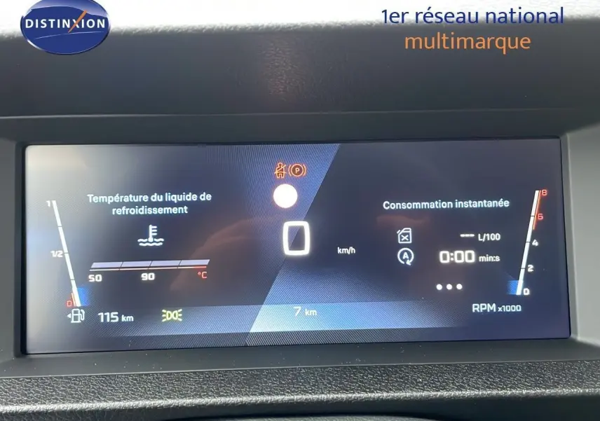 Tableau de bord numérique du Peugeot Expert Fourgon 2025 affichant la température moteur et la consommation instantanée.