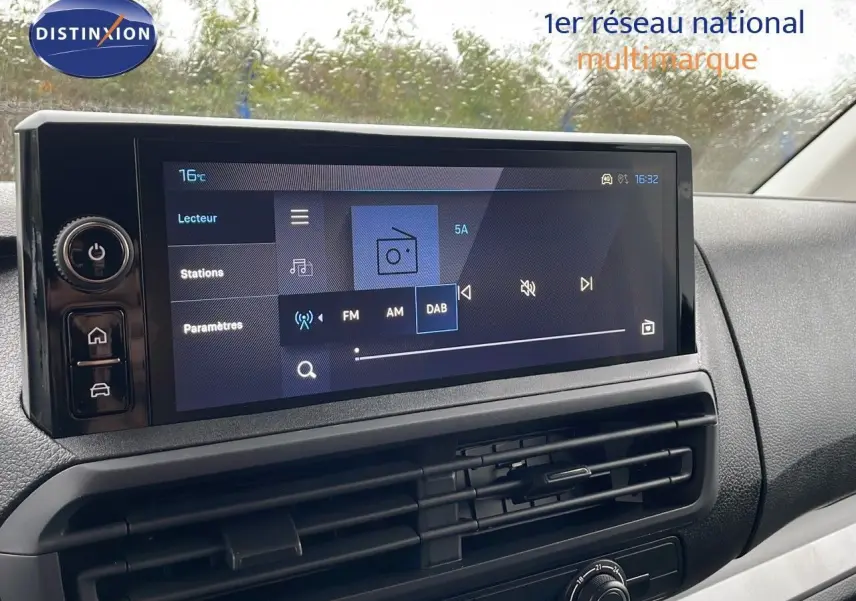Écran tactile central du Peugeot Expert Fourgon 2025, affichant les options radio DAB, avec tableau de bord noir.