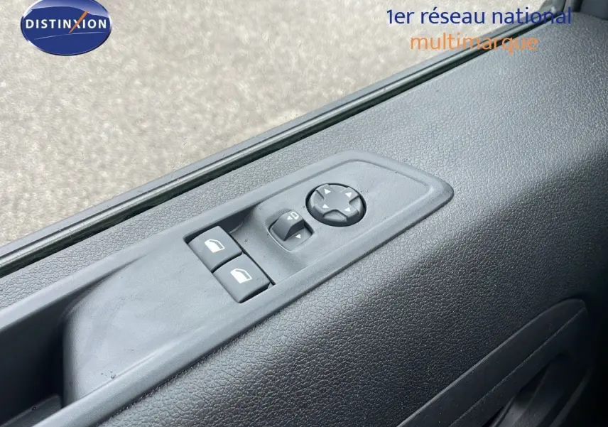 Détail des commandes de réglage des rétroviseurs et vitres sur la porte côté conducteur du Peugeot Expert Fourgon blanc 2025.