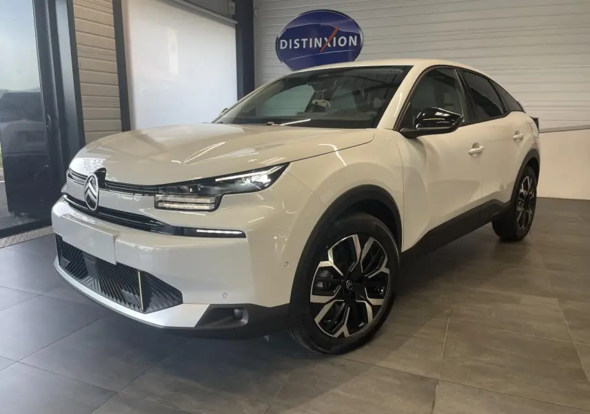 Citroën C4 hybride blanc métallisé vue 3/4 avant avec jantes alliage 18'' et rétroviseurs noirs brillants.