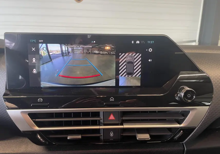 Vue rapprochée de l’écran central tactile affichant la caméra de recul dans l’habitacle d’une Citroën C4 blanche.