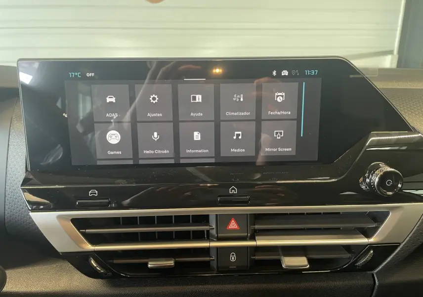 Détail de la console centrale avec écran tactile et aérateurs, intérieur du Citroën C4 hybride 2025 blanc métallisé.