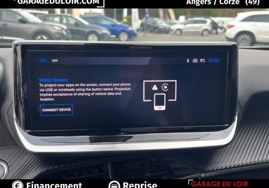 Écran tactile central du tableau de bord du Peugeot 2008 Hybrid gris clair, vue intérieure frontale.