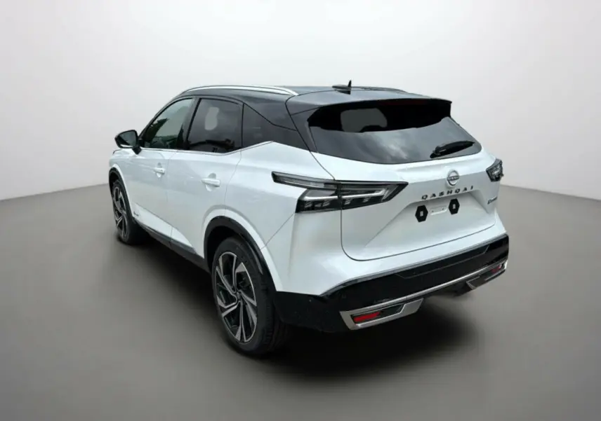 Vue 3/4 arrière gauche du Nissan Qashqai E-POWER 205 Tekna Plus blanc lunaire avec toit noir et jantes alu 20 pouces.