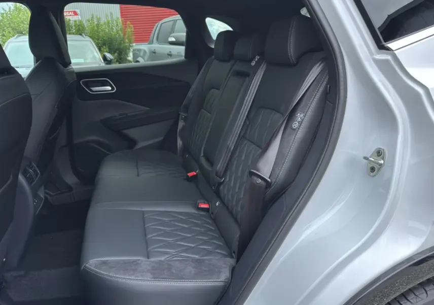 Vue côté droit de la banquette arrière en cuir noir matelassé du Nissan Qashqai E-POWER 205 Tekna Plus blanc lunaire.