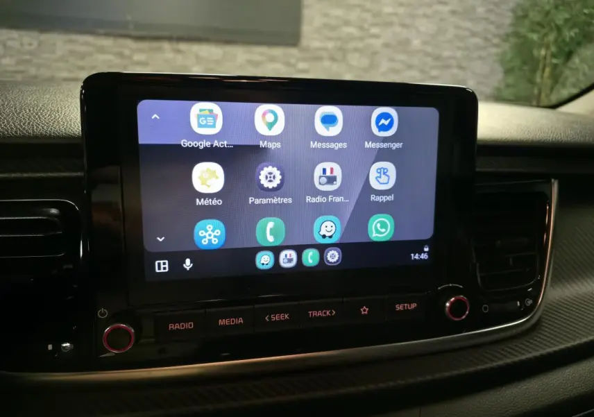 Écran tactile central 8 pouces allumé dans l’habitacle d’une KIA RIO GT Line 2022, vue de face.