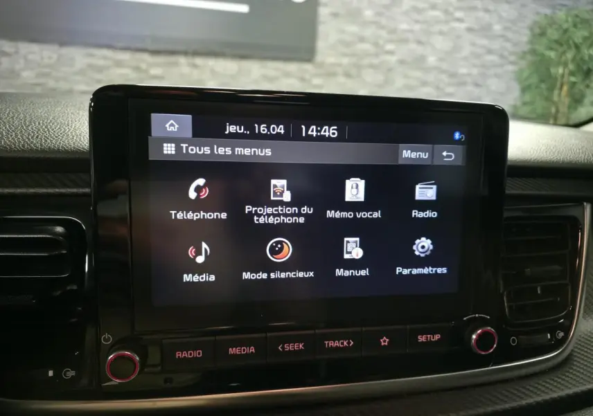 KIA RIO rouge vue de face, mettant en valeur la calandre noire laquée et les jantes alliage 17 pouces.