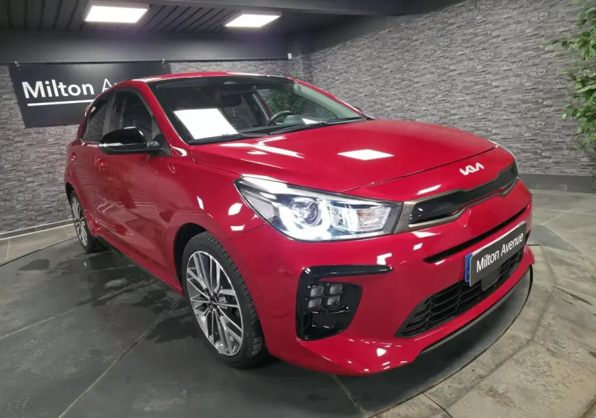 KIA Rio GT Line rouge vue 3/4 avant droit avec calandre noire laquée et jantes alliage 17 pouces.