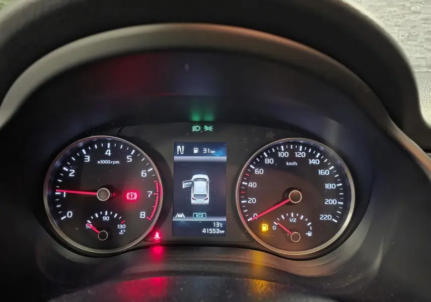 Vue rapprochée du combiné d'instruments numérique et analogique de la Kia Rio GT Line 2022, affichage en marche.