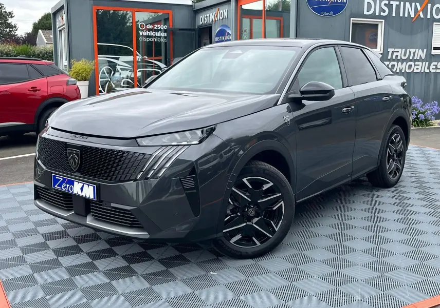 Peugeot 3008 Nouveau gris titane en 3/4 avant droit, avec jantes alliage noires et calandre distinctive Peugeot.