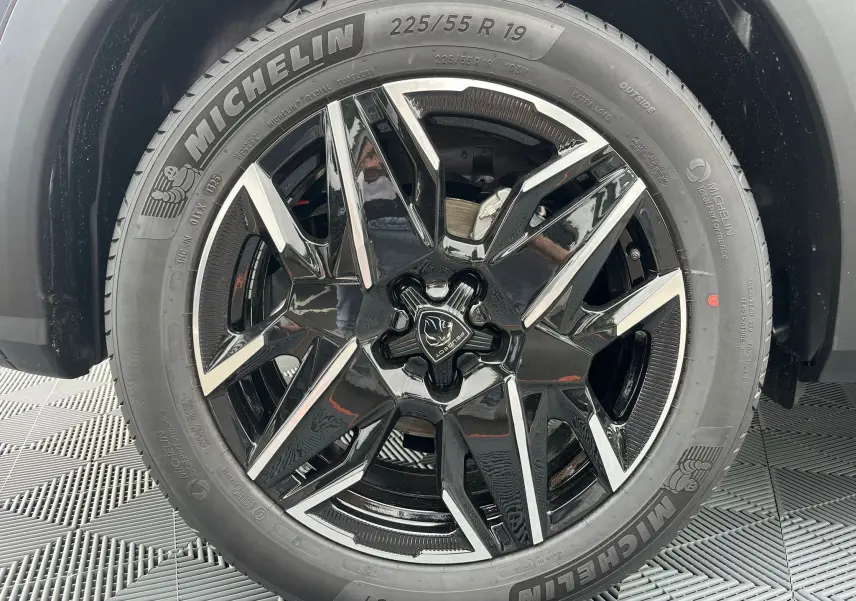 Gros plan sur la jante alliage 19'' diamantée noire du Peugeot 3008 Nouveau gris titane avec pneu Michelin visible.