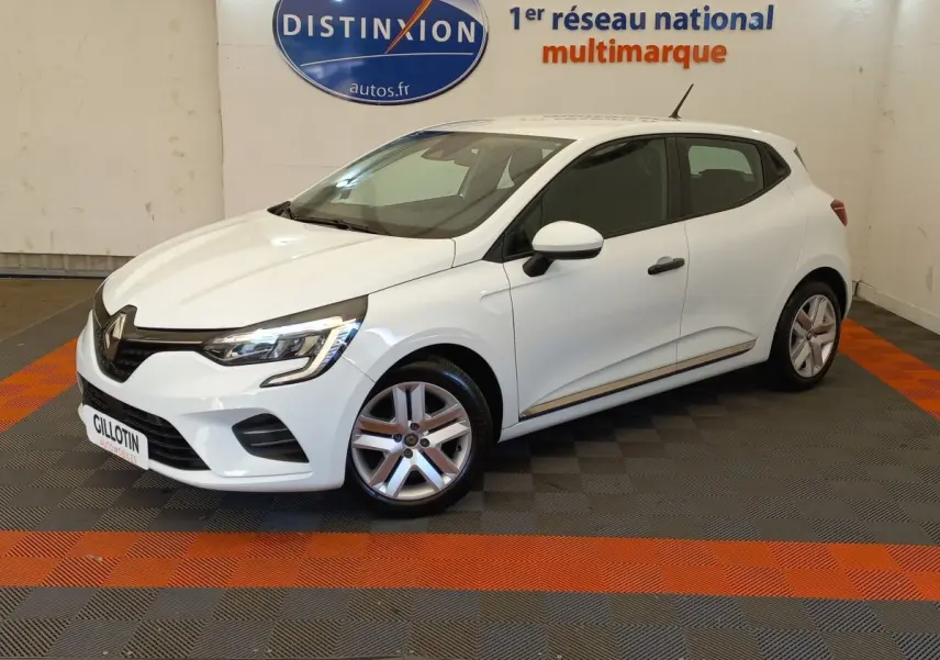 Renault Clio Business blanc vue 3/4 avant droit, feux LED et jantes alliage visibles en showroom.