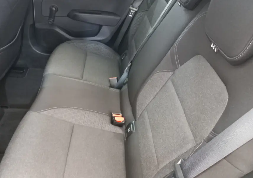 Vue côté droit de la banquette arrière grise de la Renault Clio Business 2021 avec ceintures et appuie-têtes visibles.