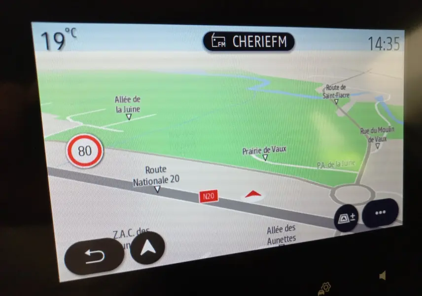 Écran tactile 7 pouces du système de navigation de la Renault Clio Business blanche, affichage carte et info trafic.