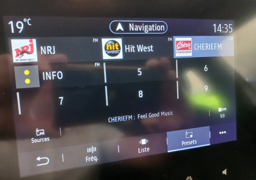 Écran tactile central de la Renault Clio Business 2021 affichant les stations radio FM et la navigation à 14h35.