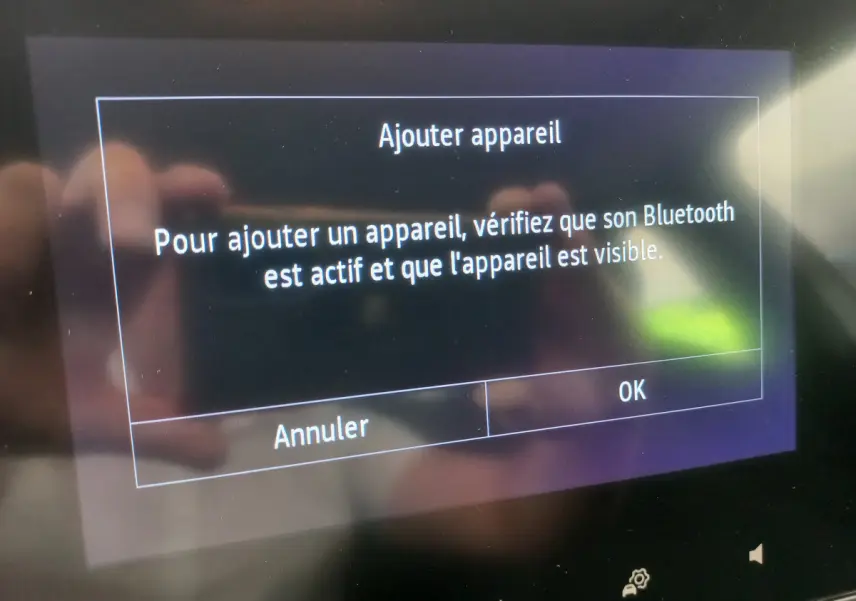 Écran tactile central de la Renault Clio Business blanche 2021 affichant une invite Bluetooth pour ajouter un appareil.
