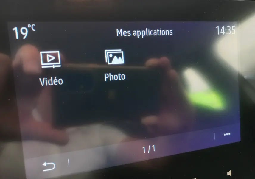 Écran tactile central de la Renault Clio Business blanc 2021 affichant les applications Vidéo et Photo à 14h35