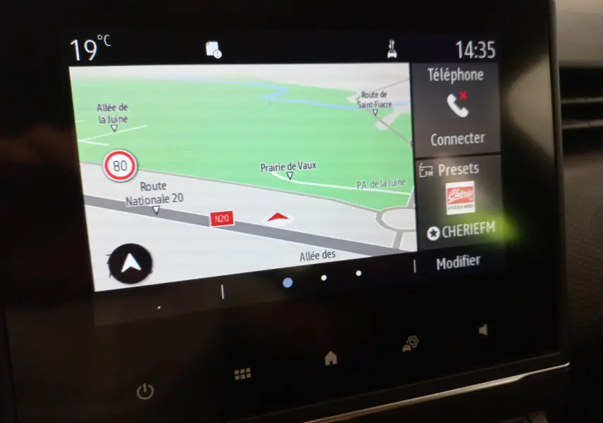 Écran tactile central de la Renault Clio Business blanc 2021 affichant la navigation et options multimédia.