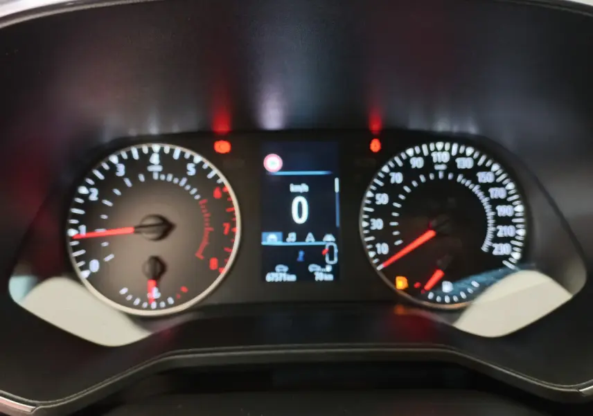 Gros plan sur le tableau de bord de la Renault Clio Business blanche, affichant compte-tours, vitesse et écran multifonctions.