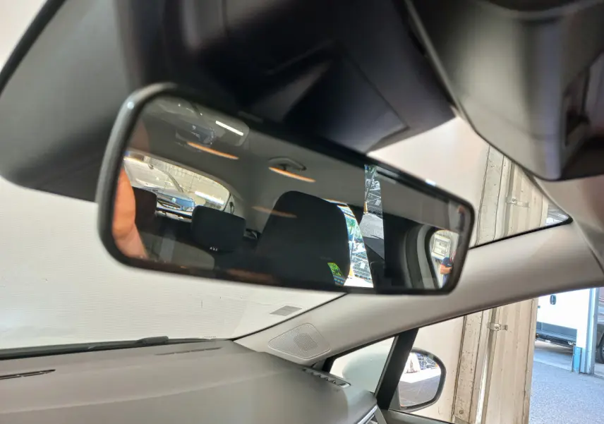 Rétroviseur intérieur d'une Renault Clio Business blanche 2021, vue sur banquette arrière et extérieur côté passager.