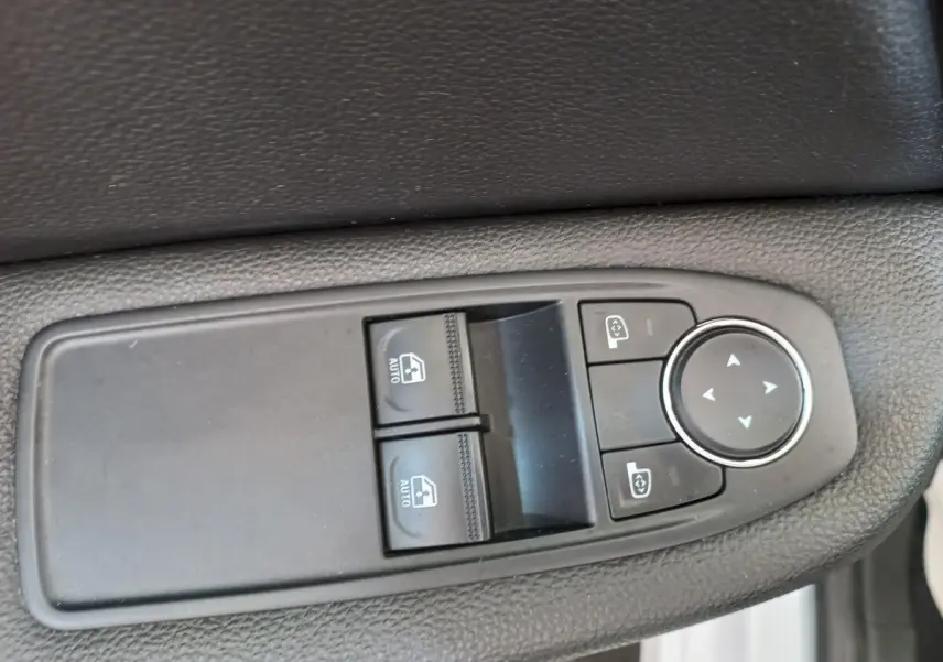 Panneau de commandes des vitres et rétroviseurs côté conducteur de Renault Clio Business blanc 2021.